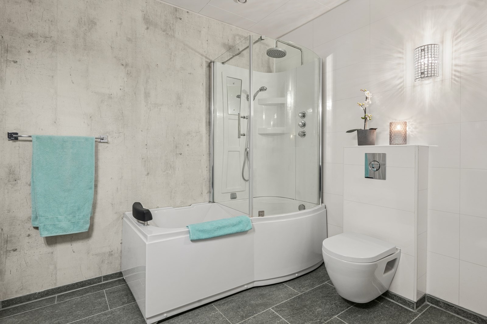 Baderom i underetasjen Innredet med badekar med dusjløsning, veggmontert toalett og servant. Galleribilde