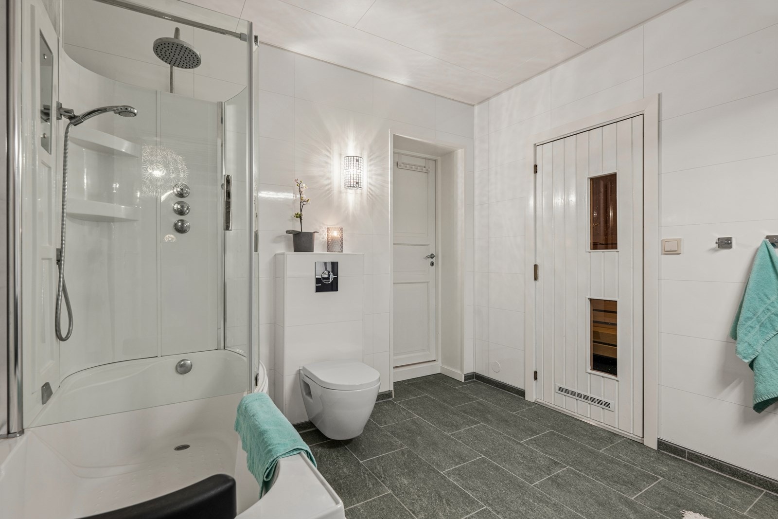 Fra badet er det direkte adkomst til boligens badstue. Galleribilde