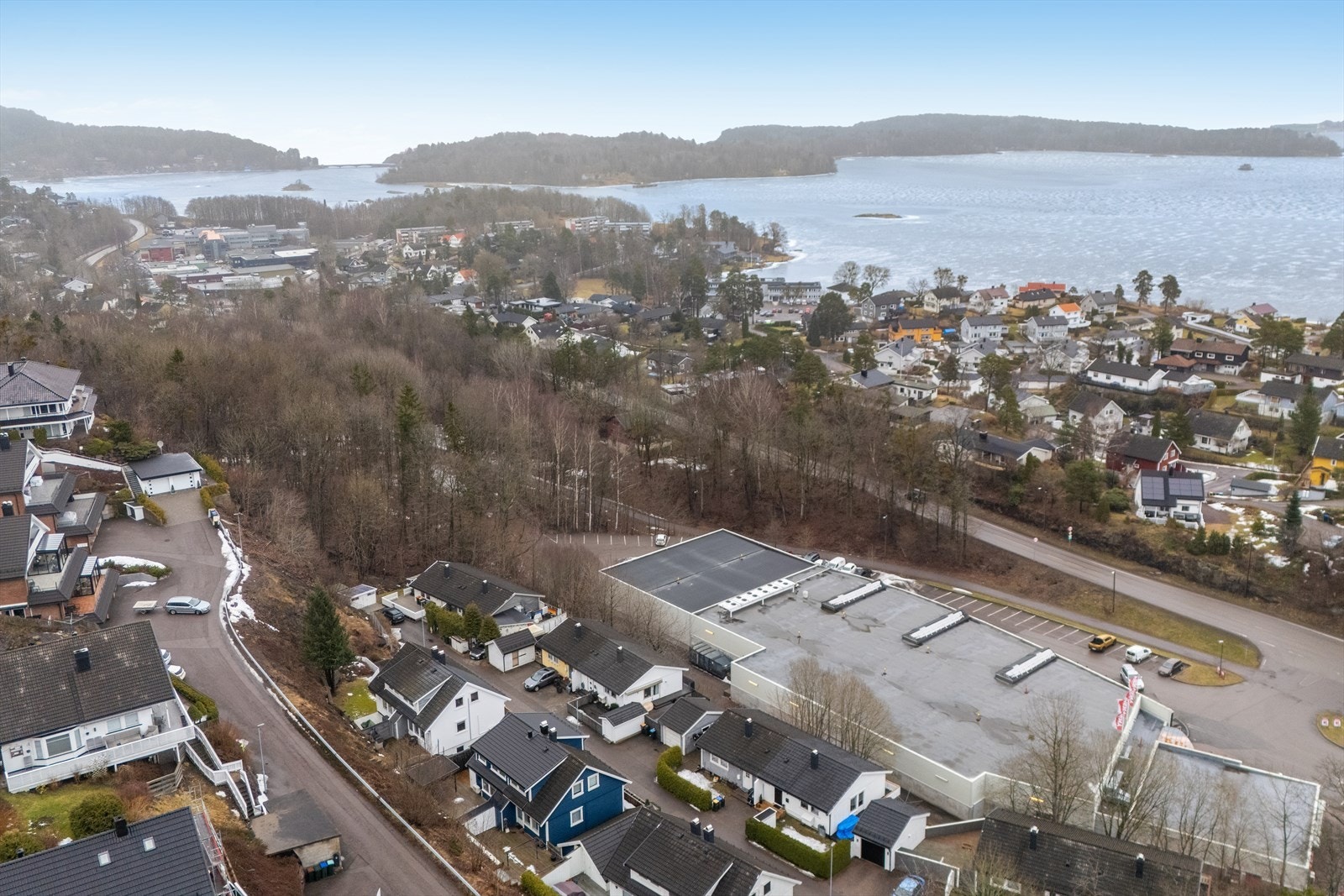 Fra eiendommen er det nærhet til fjorden og vakre kyststier, samt flotte turområder rundt Lillås området og inn i de populære løypeområdene mot Borre og Karljohansvern. Galleribilde