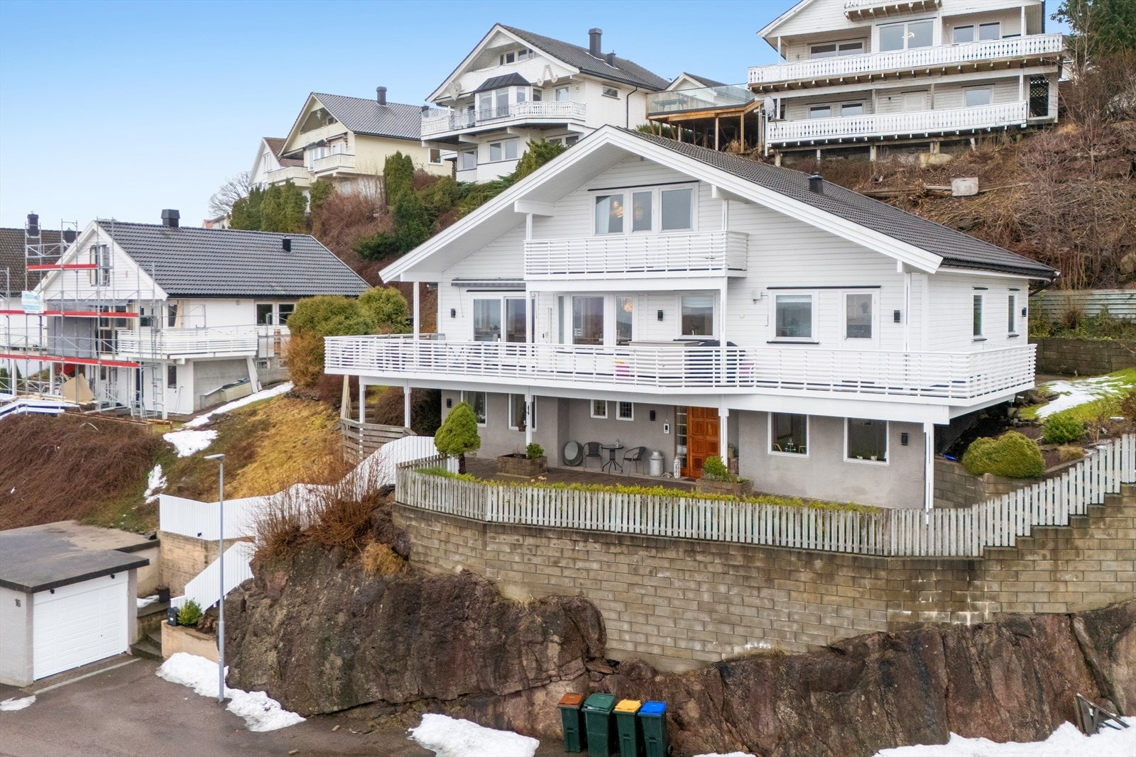 I nærområdet finner du både barneskoler og ungdomsskole, samt flere barnehager. Det ligger også dagligvarebutikker innen kort avstand, slik at alt du trenger er lett tilgjengelig. Galleribilde