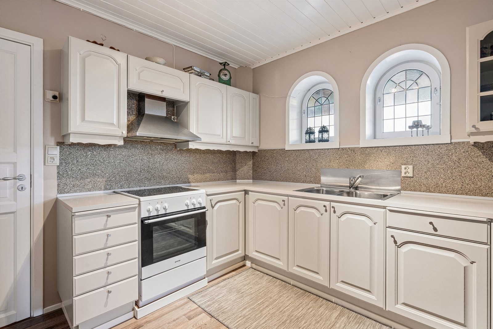 Kjøkken i underetasjen med innredning med profilerte fronter og laminatbenkeplate. ( Ikke godkjent, se punkt under ferdigattest) Galleribilde