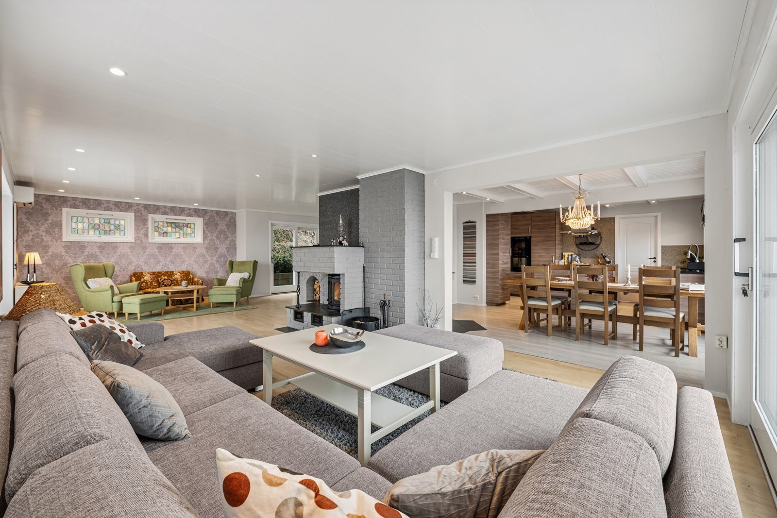 Stuen er romslig og har flere soner for møblering, med peis med innsats som et sentralt element. Galleribilde