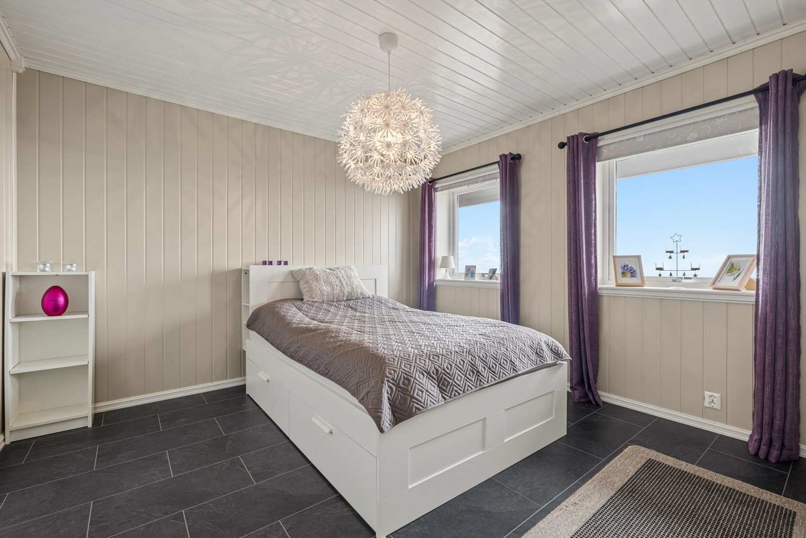 Romslig og pent soverom i underetasjen Galleribilde