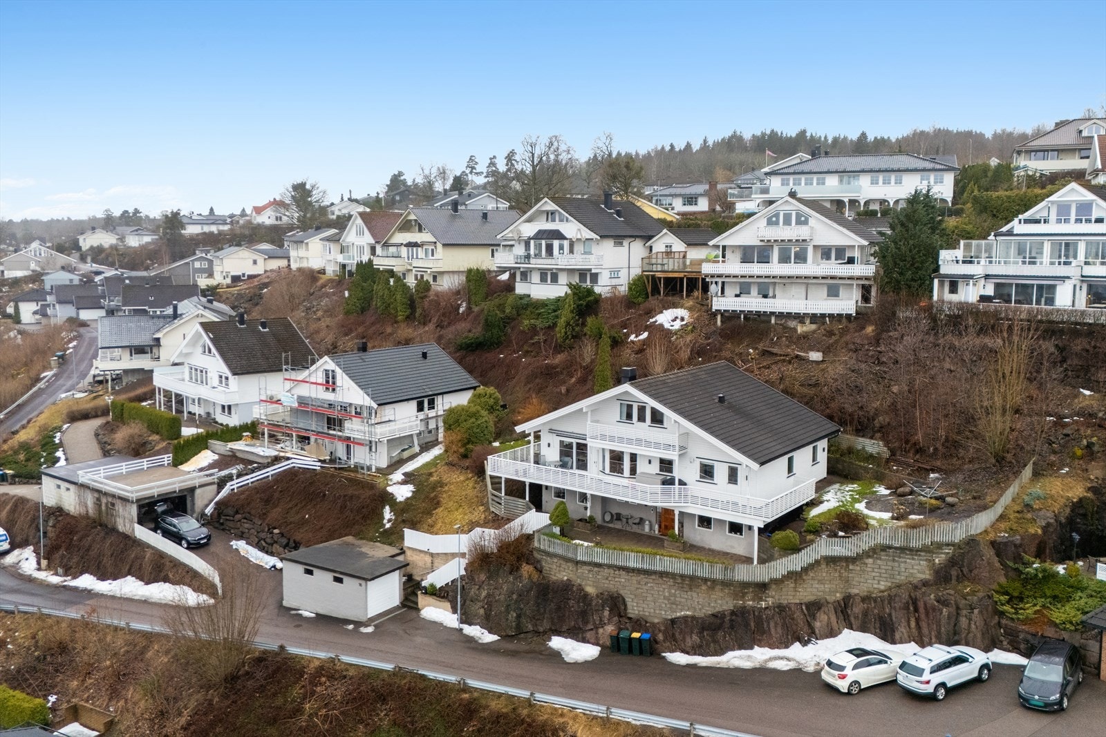 Eiendommen er opparbeidet med plen, beplantning og forstøtningsmurer i betong. Galleribilde