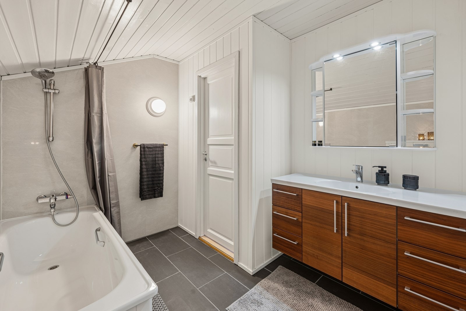 Badet i loftsetasjen ble pusset opp i 2025 og har flislagt gulv med varmekabler. Galleribilde