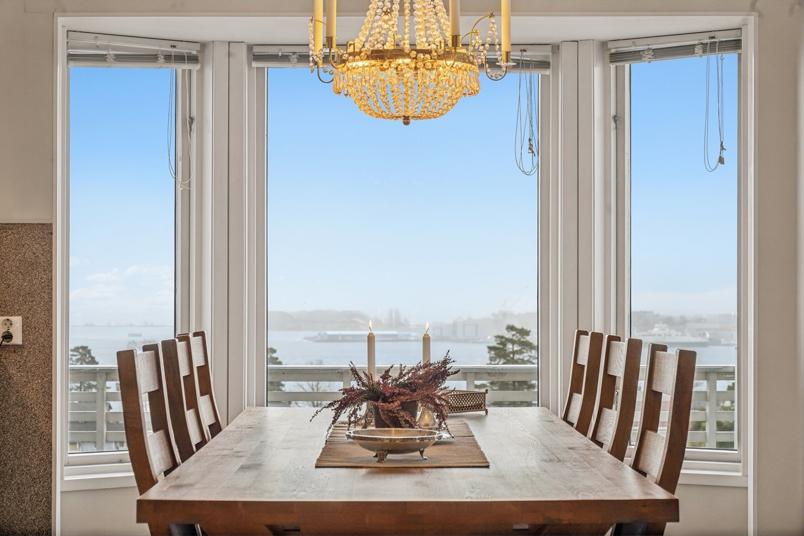 Store vindusflater i karnappet gir rikelig med lys og rammer inn utsikten. Galleribilde