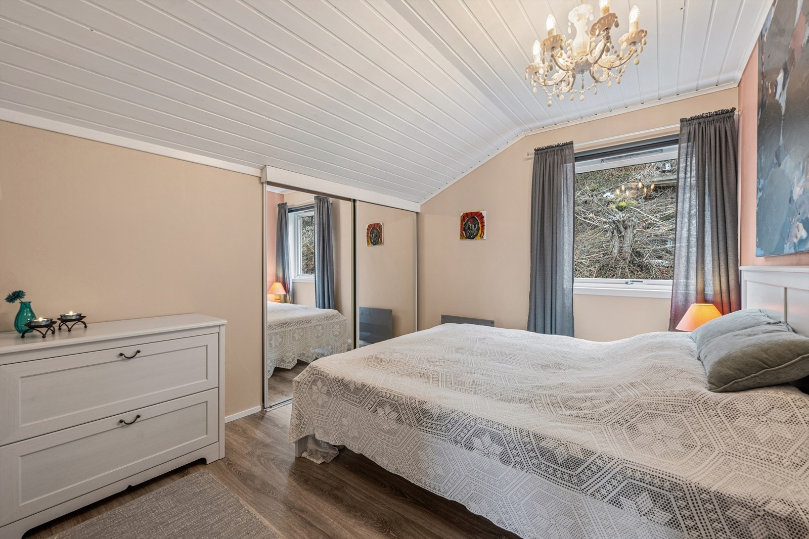 Soverom i loftsetasjen med god plass til garderobeløsning. Galleribilde