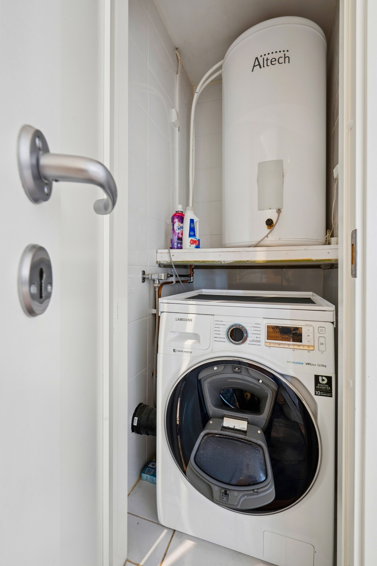 Bod med vaskemaskin og varmtvannstank. Galleribilde