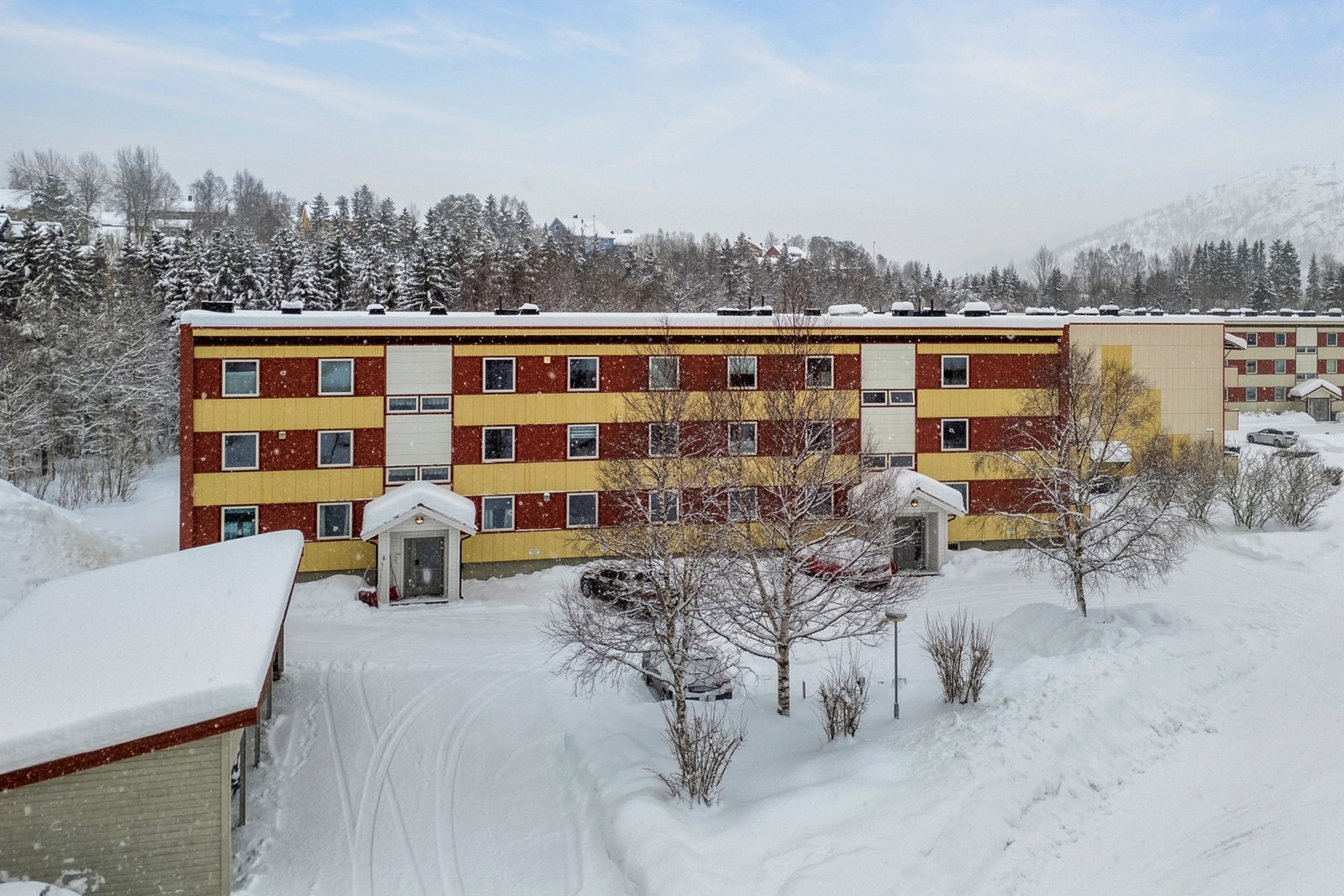 Leiligheten disponerer fast parkering utenfor blokken merket med nr. H0202B. Øvrig parkering på borettslagets felles tomt. Galleribilde