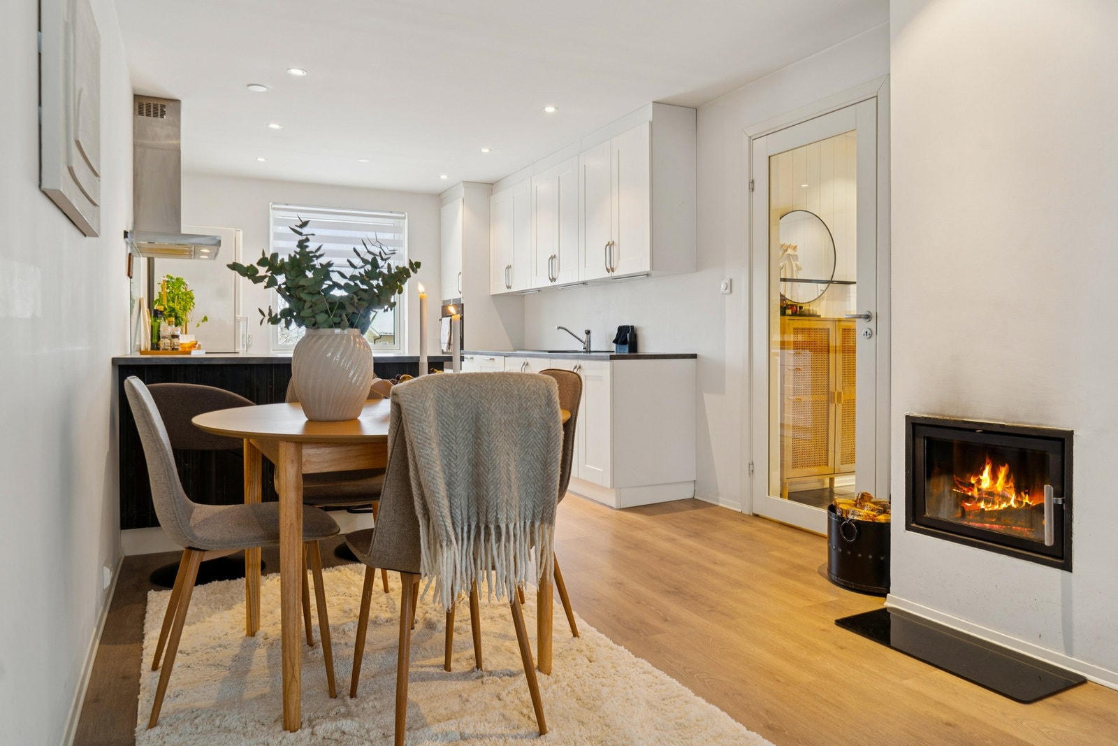 Leiligheten har elektrisk oppvarming og peis for ekstra hygge. Galleribilde