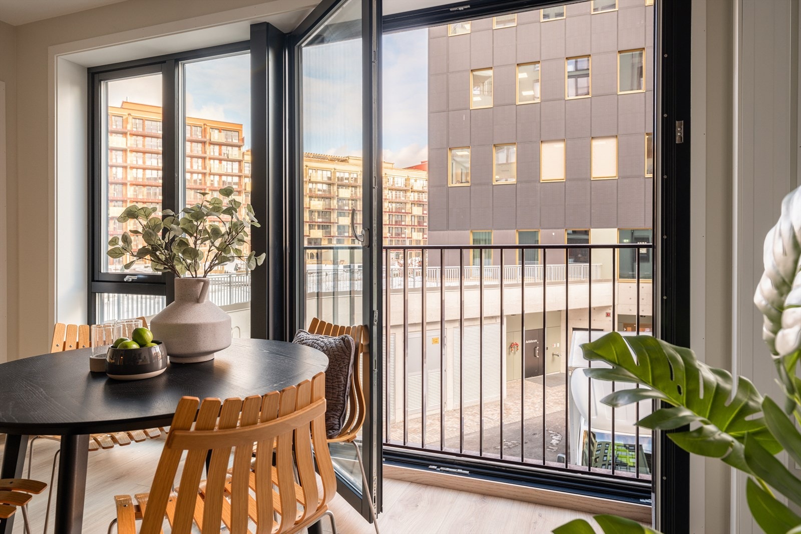 Store vindusflater fra gulv til tak gir rikelig med naturlig lys, og den franske balkongen skaper en luftig romfølelse. Galleribilde