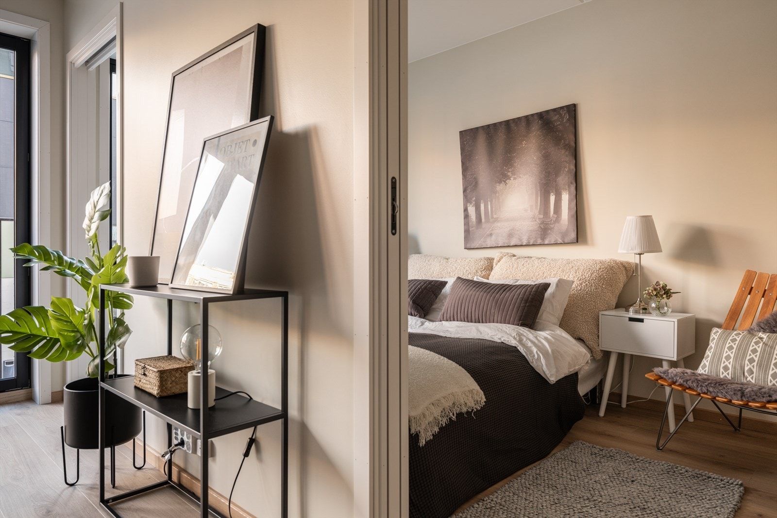 Delikat hovedsoverom med to innganger og plassbesparende skyvedører. Galleribilde