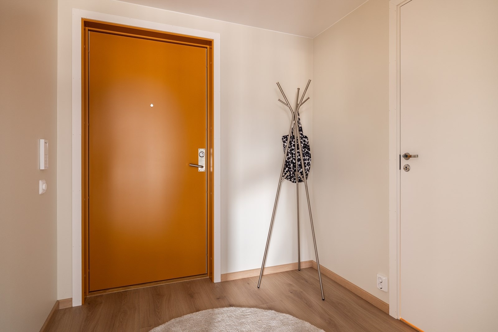 Innbydende entré med plass til oppheng av yttertøy. I tillegg disponerer leiligheten en kjellerbod på ca. 5m². Galleribilde