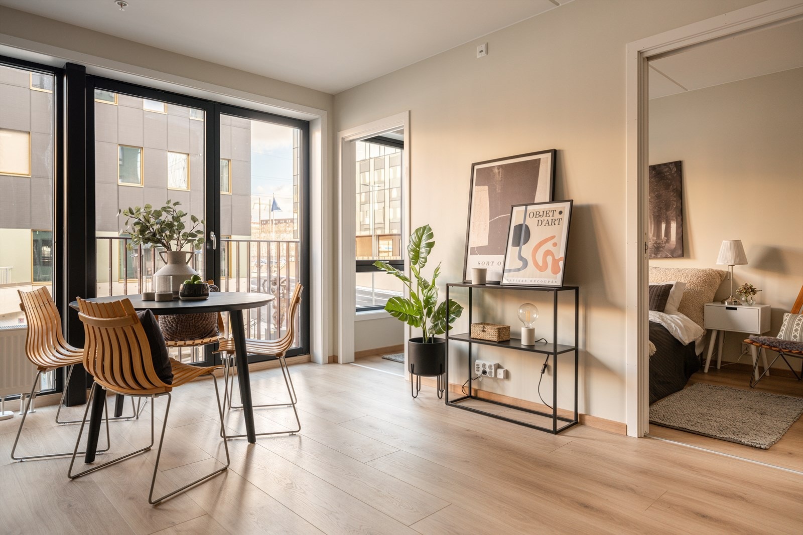 Hele leiligheten er malt i nydelige fargetoner, og gulvene er dekket med laminat. Galleribilde