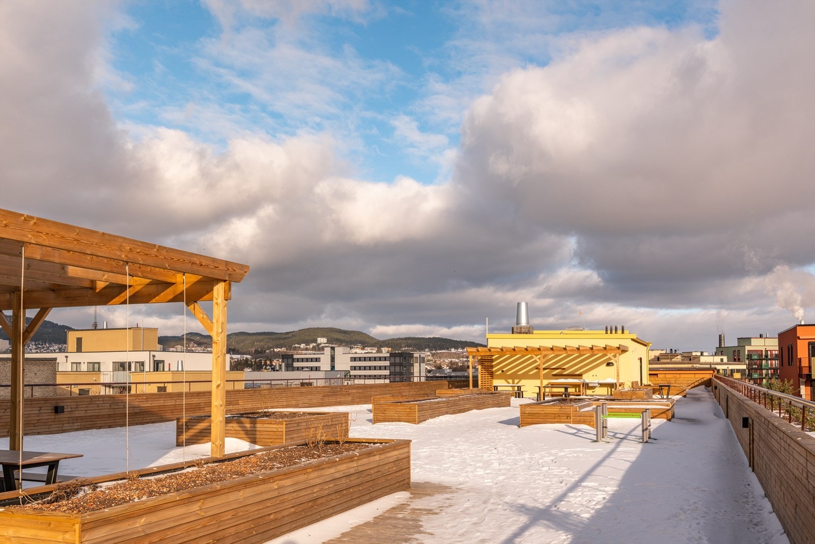 På taket er en stor, flott takterrasse med gode solforhold og nydelig utsikt! Galleribilde