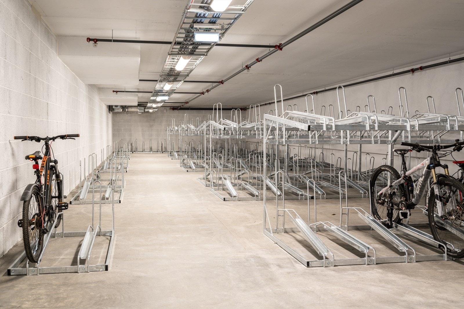 Stor, innendørs sykkelparkering i borettslaget. Galleribilde