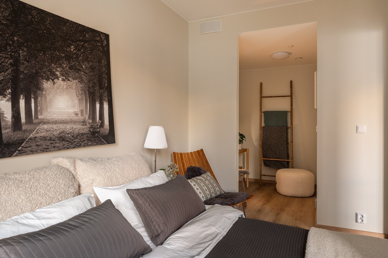 Soverommet er tilknyttet egen bod/garderobe med flere bruksmuligheter. Galleribilde