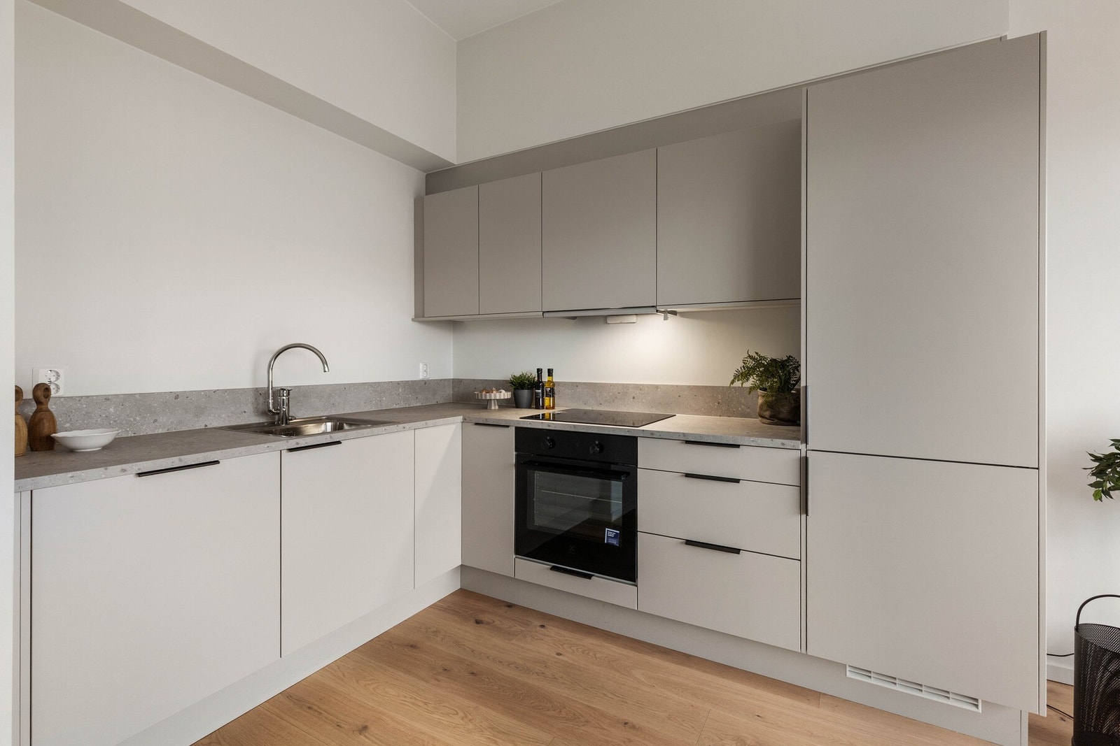 Rikelig med skapplass som rommer det meste av det du trenger i hverdagen, pluss litt til Galleribilde