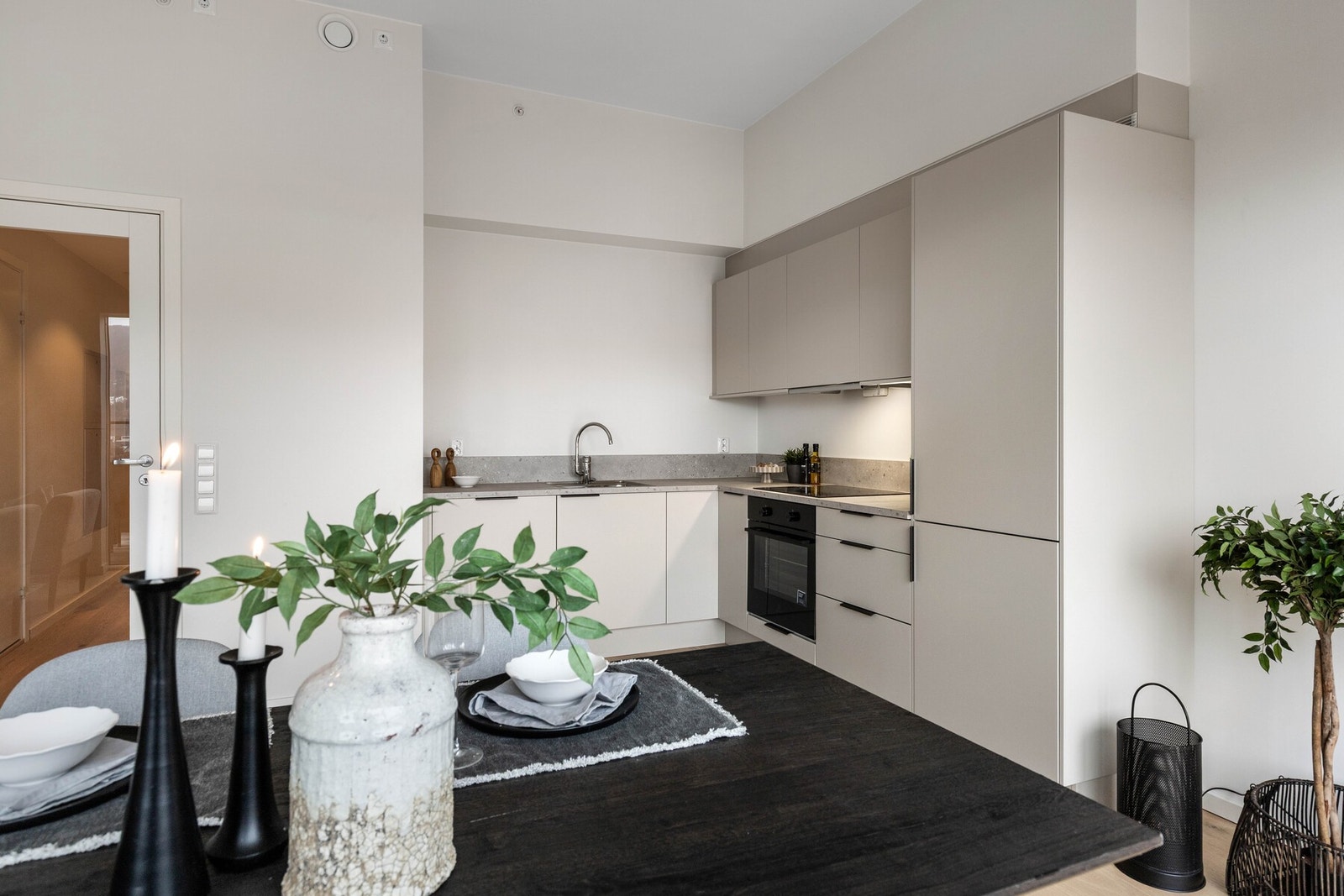 Kjøkkenet er arealeffektivt og samtidig gir god plass for matlaging Galleribilde