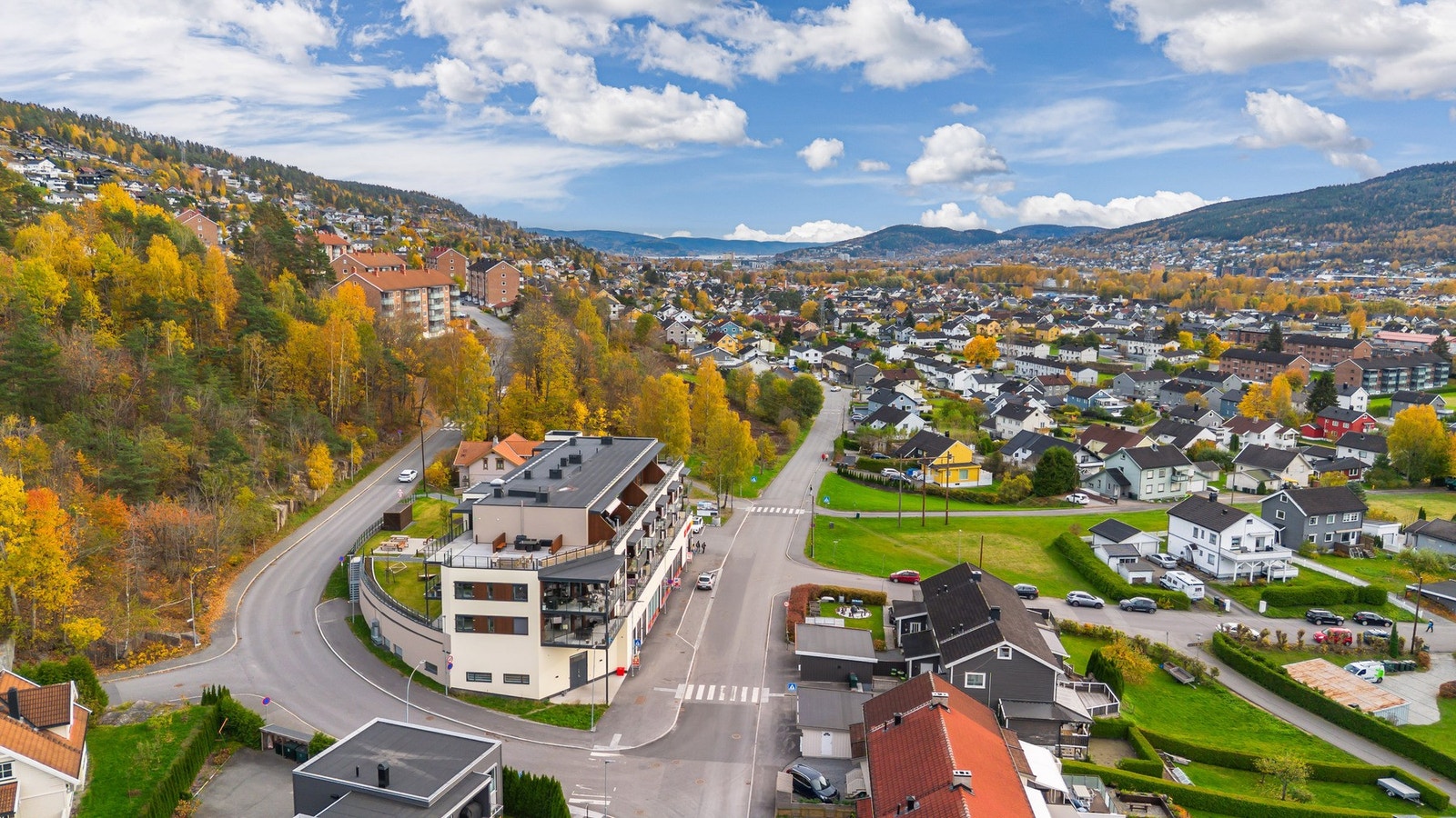 Enkle adkomsmuligheter både foran og bak bygget Galleribilde