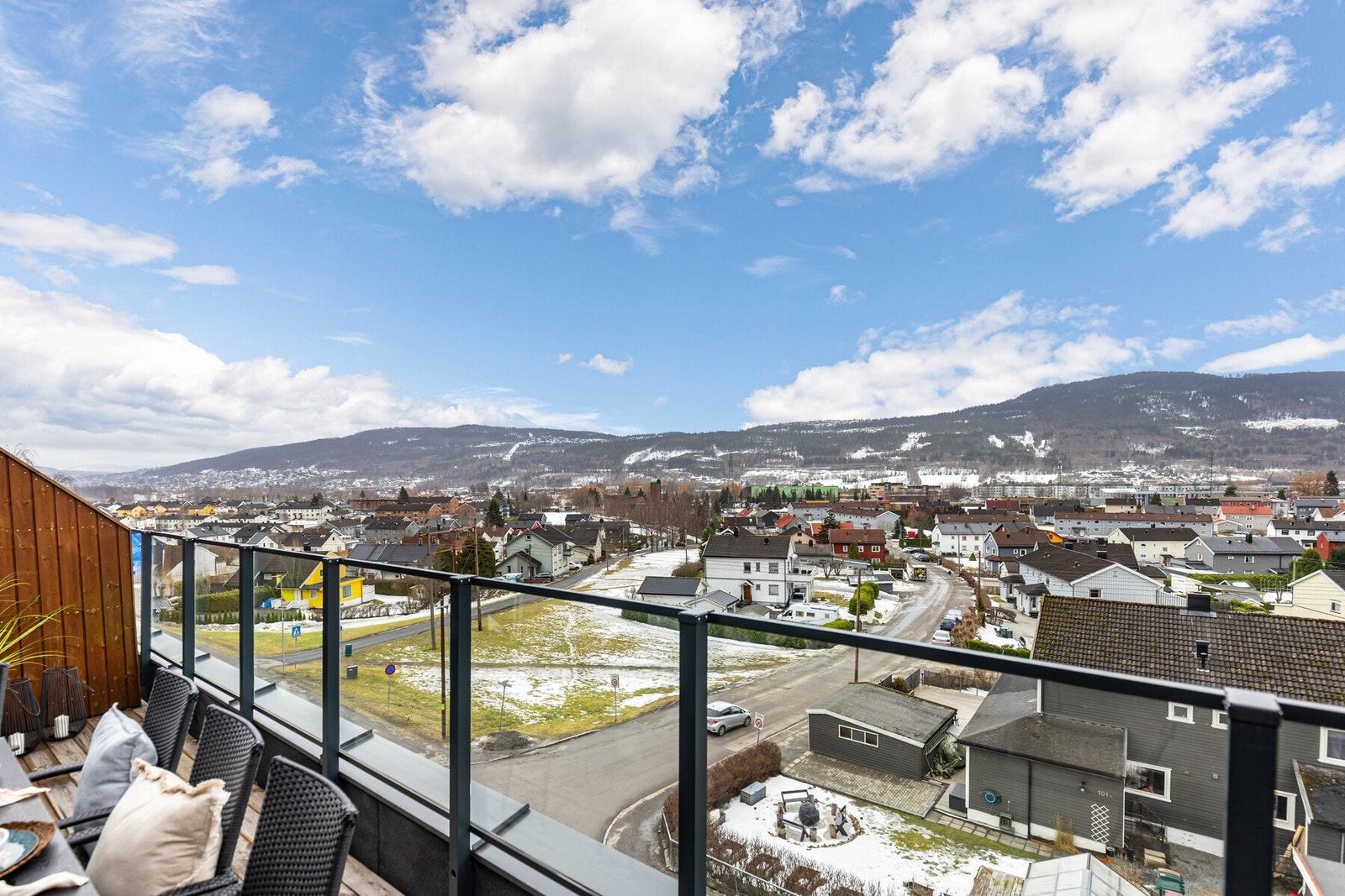 Innglassert rekkverk som gir plass til enda mer utsikt Galleribilde