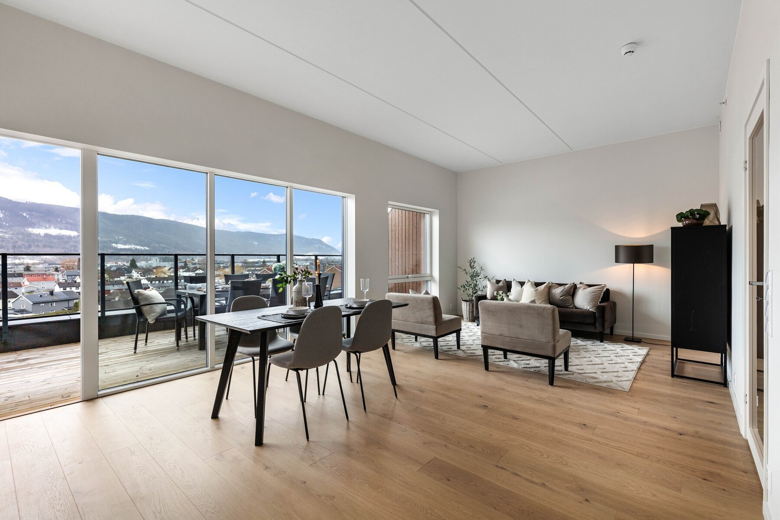 Høy takhøyde er det også i leiligheten som gir en åpen følelse av boligen Galleribilde