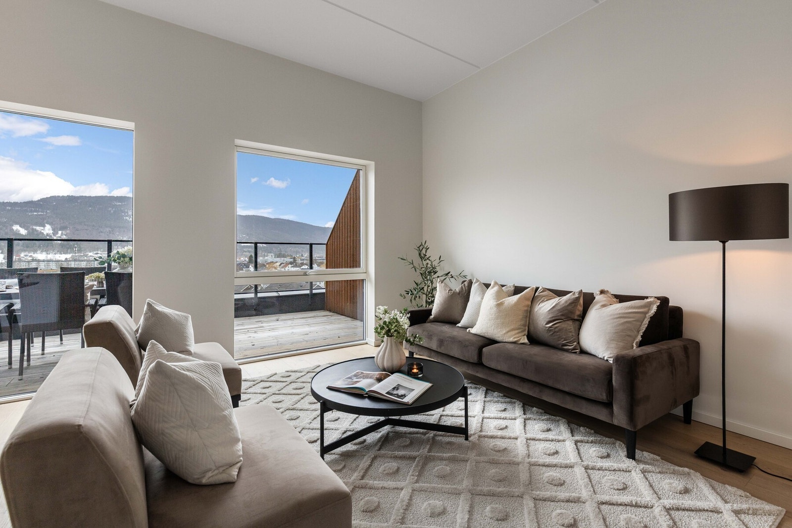 Privatmegleren via Svein Liavaag har gleden av å presentere Store Landfall øvre 100! Galleribilde