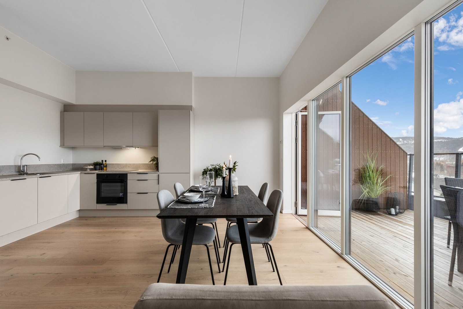 Åpen og moderne kjøkkenløsning Galleribilde