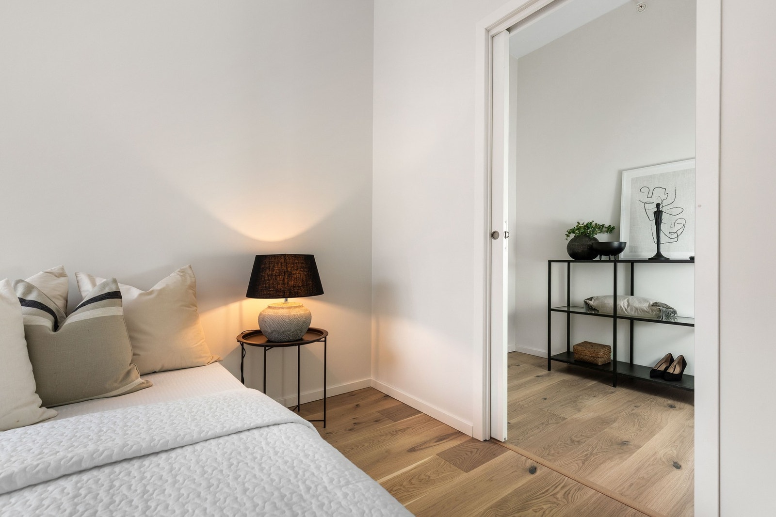 Et "walk-in closet" med skyvedør eller for andre oppbevaringsformål Galleribilde