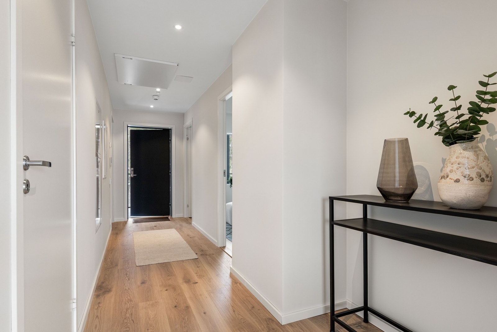 I gangen har du også god plass til jakker eller sko Galleribilde