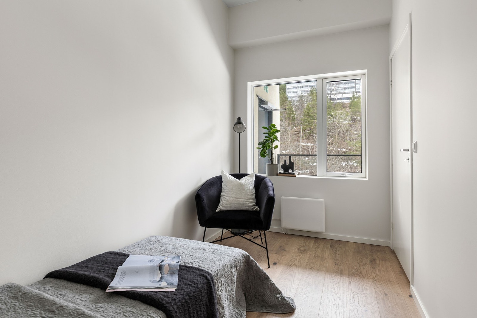 Store vindusflater og godt utsyn fra vinduet Galleribilde