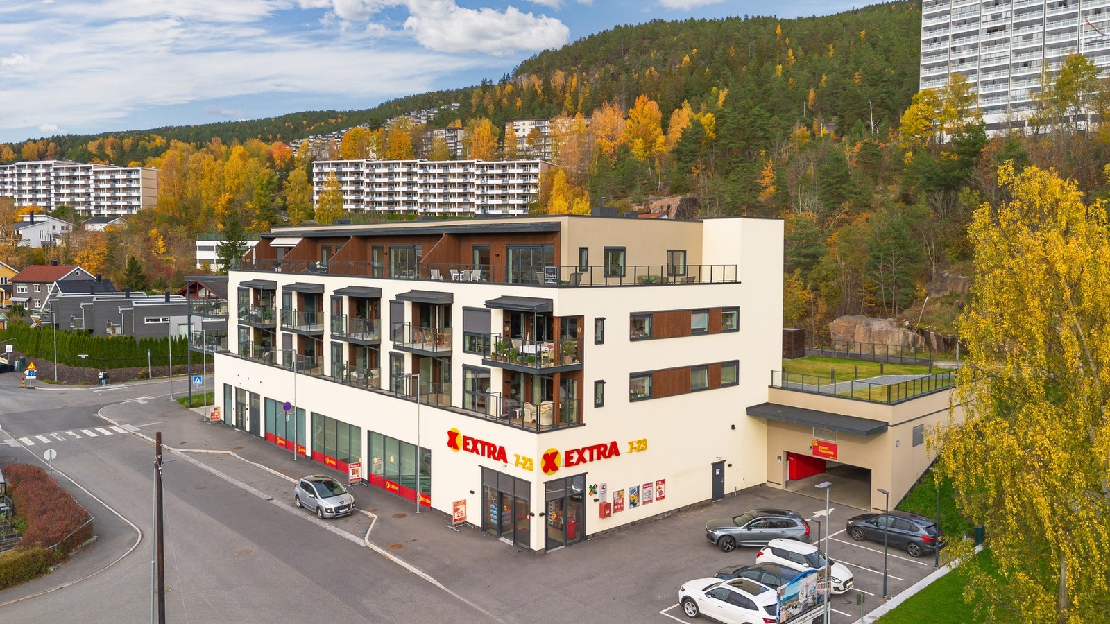 Inngang til parkeringskjeller på høyre side av bygget Galleribilde