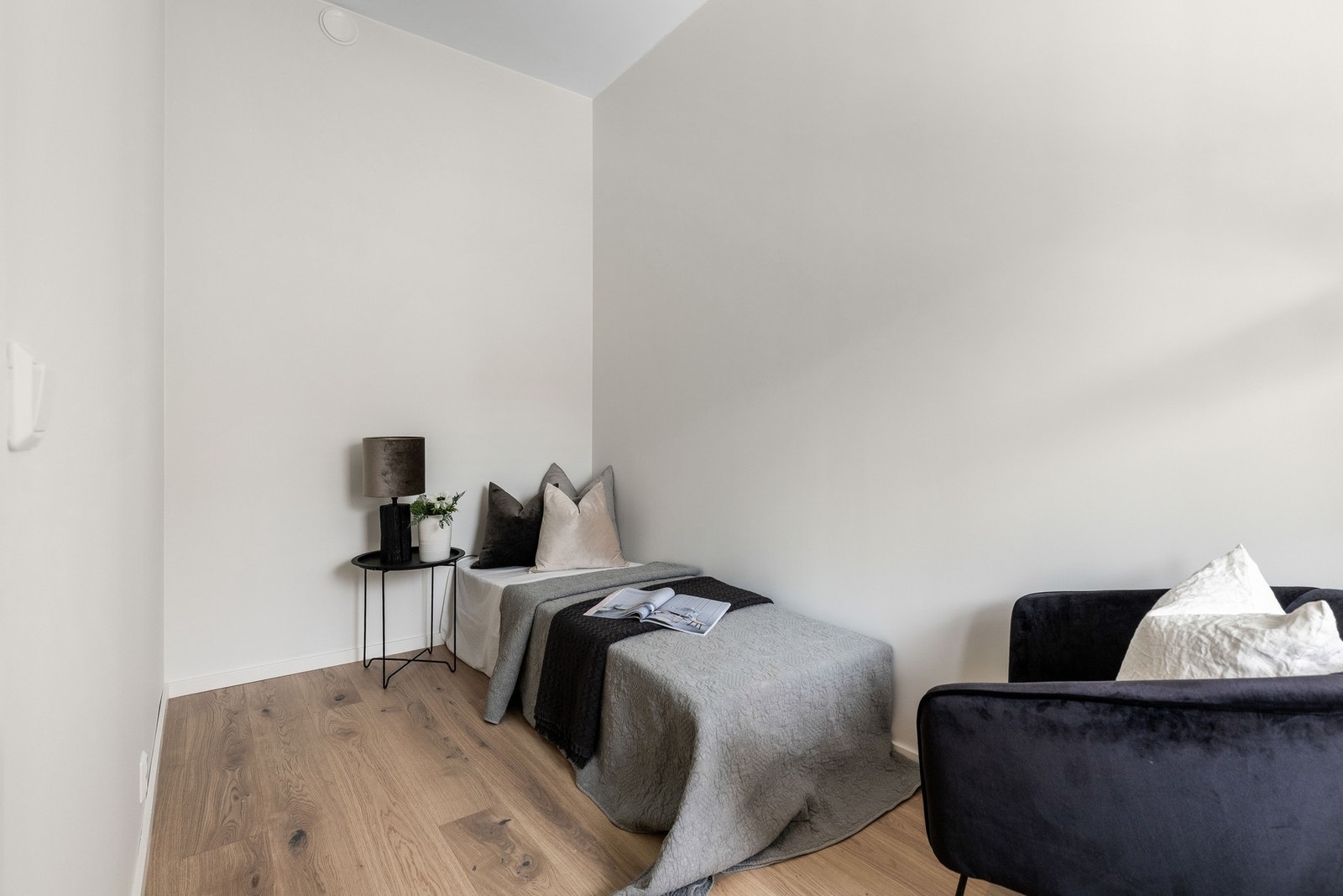 Barnerom/kontor med plass til både seng og andre møbler Galleribilde