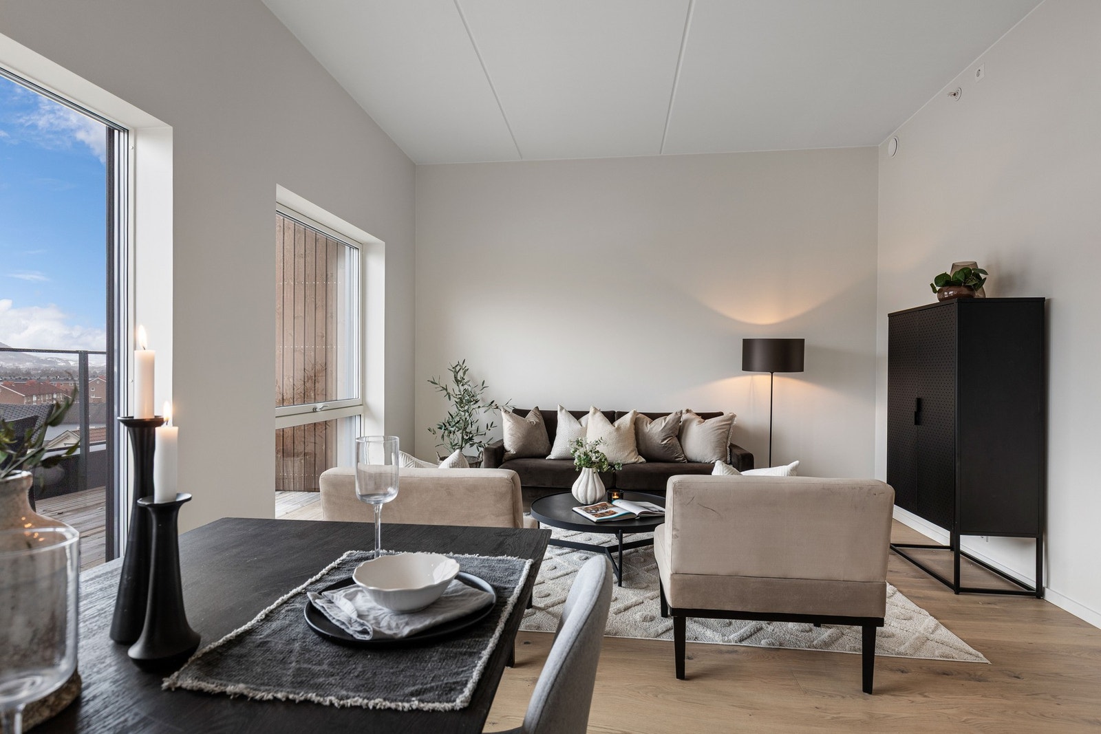 Innbydende oppholdsrom med god plass til sofagruppe og tilhørende møblement Galleribilde