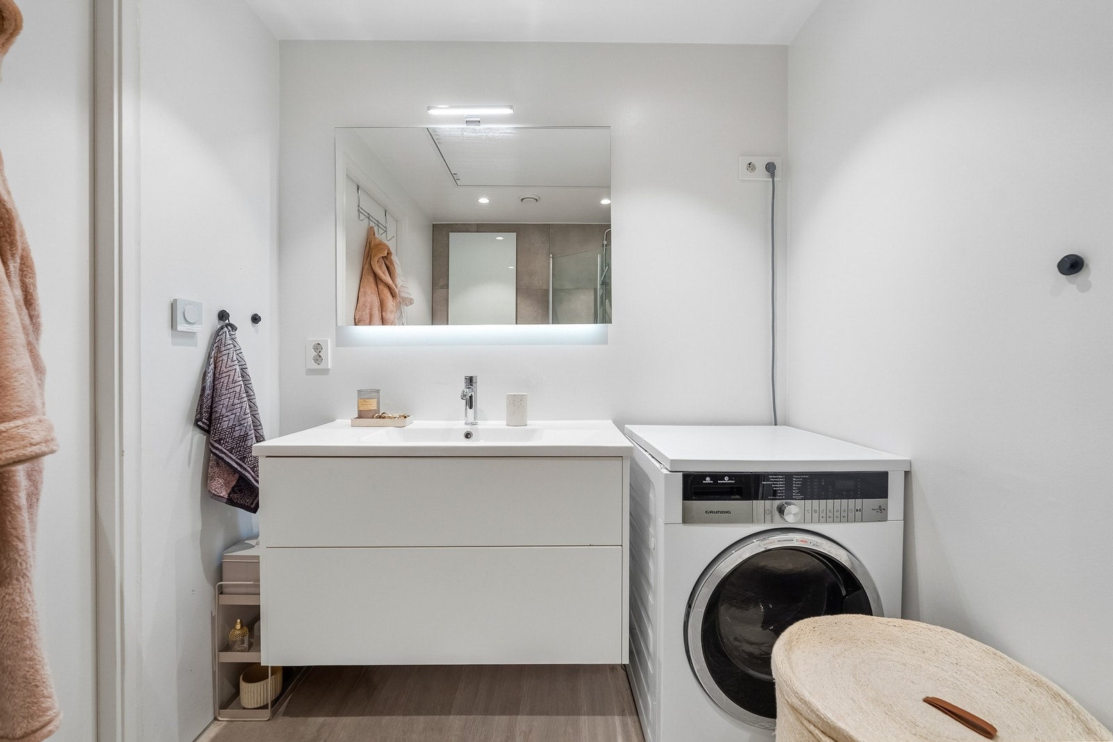 Servant med underskuffer og opplegg for vaskemaskin Galleribilde