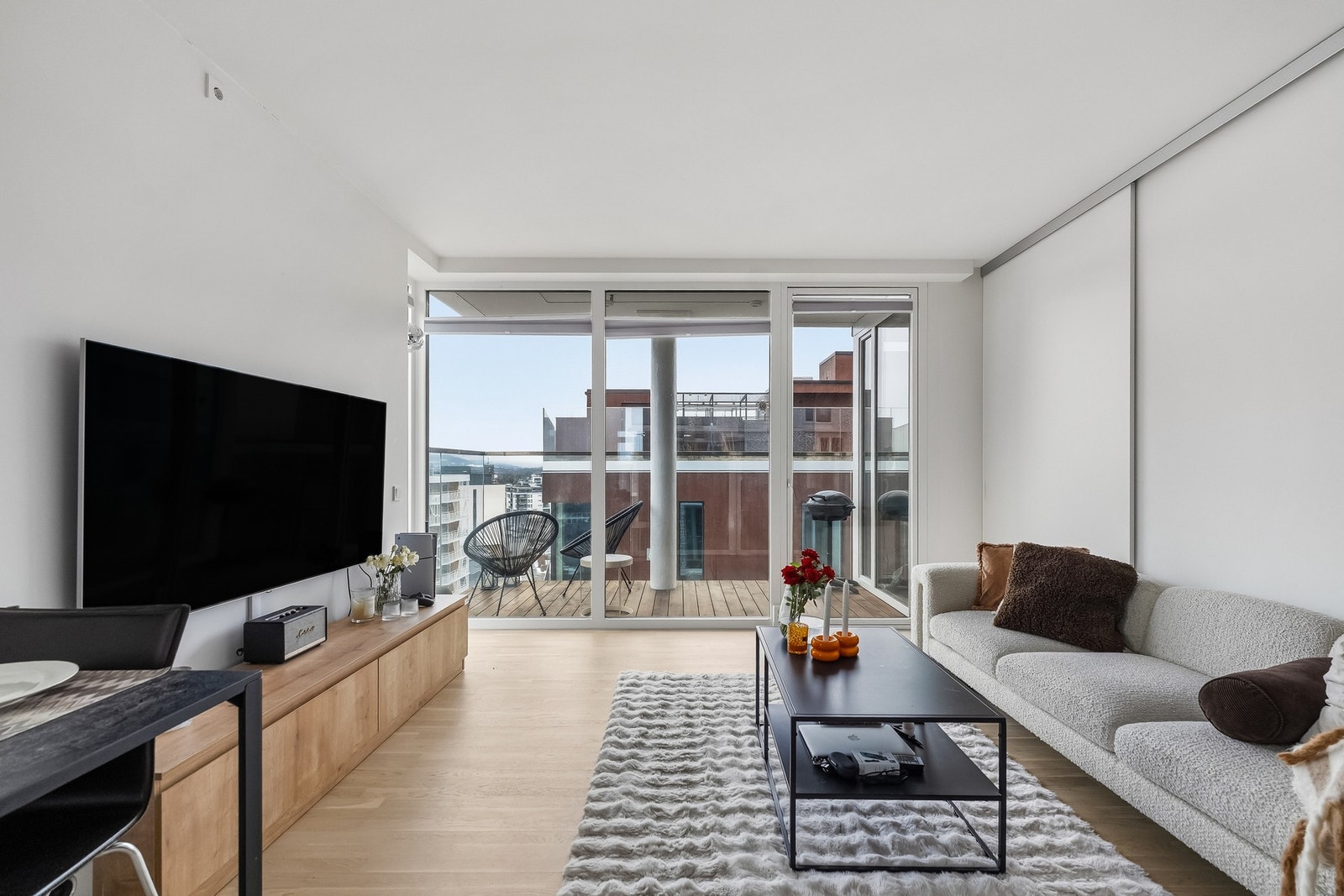 Fin hjørnebeliggenhet med vinduer fra gulv til tak Galleribilde