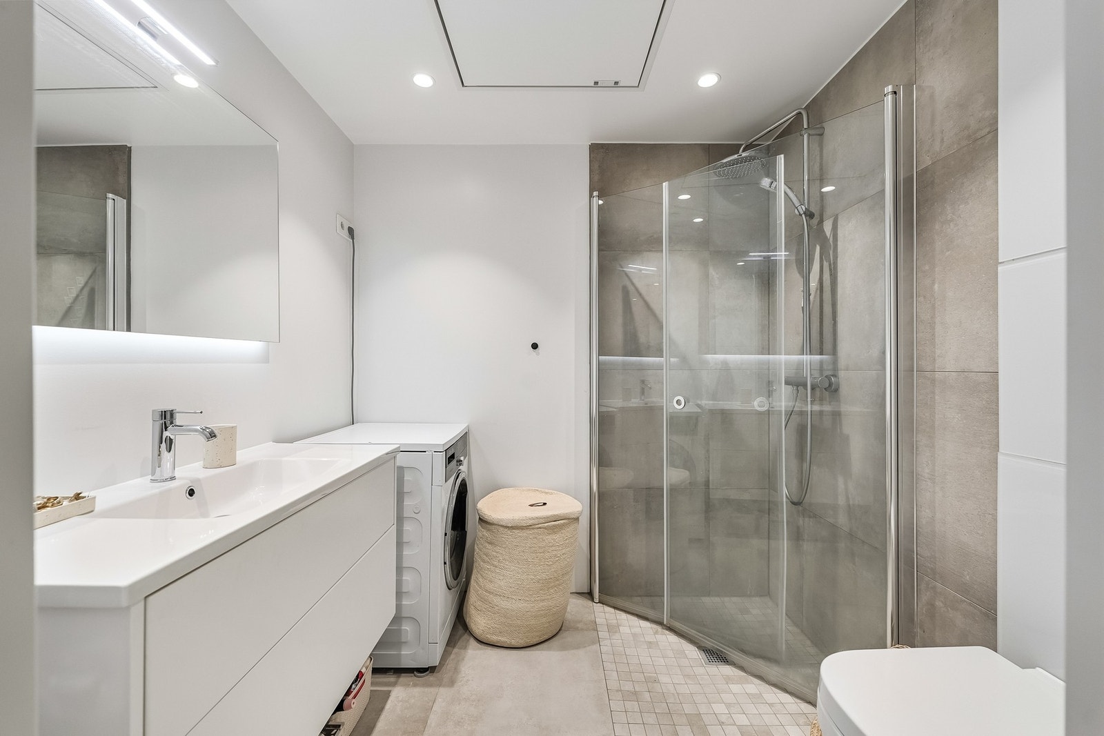 Delikat, flislagt bad med gulvvarme. Galleribilde