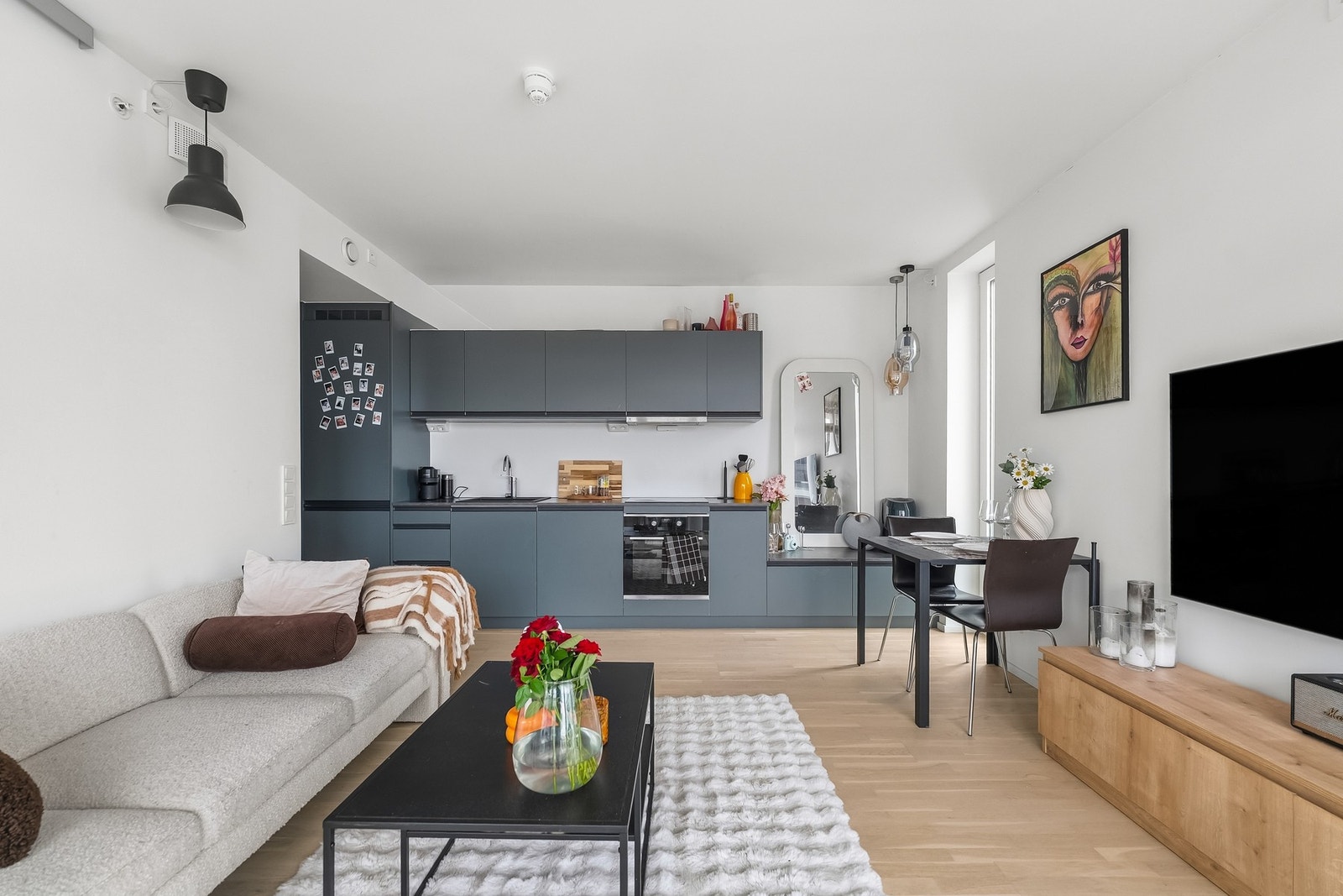 Leiligheten har en lys og flott beliggenhet i 9. etasje Galleribilde