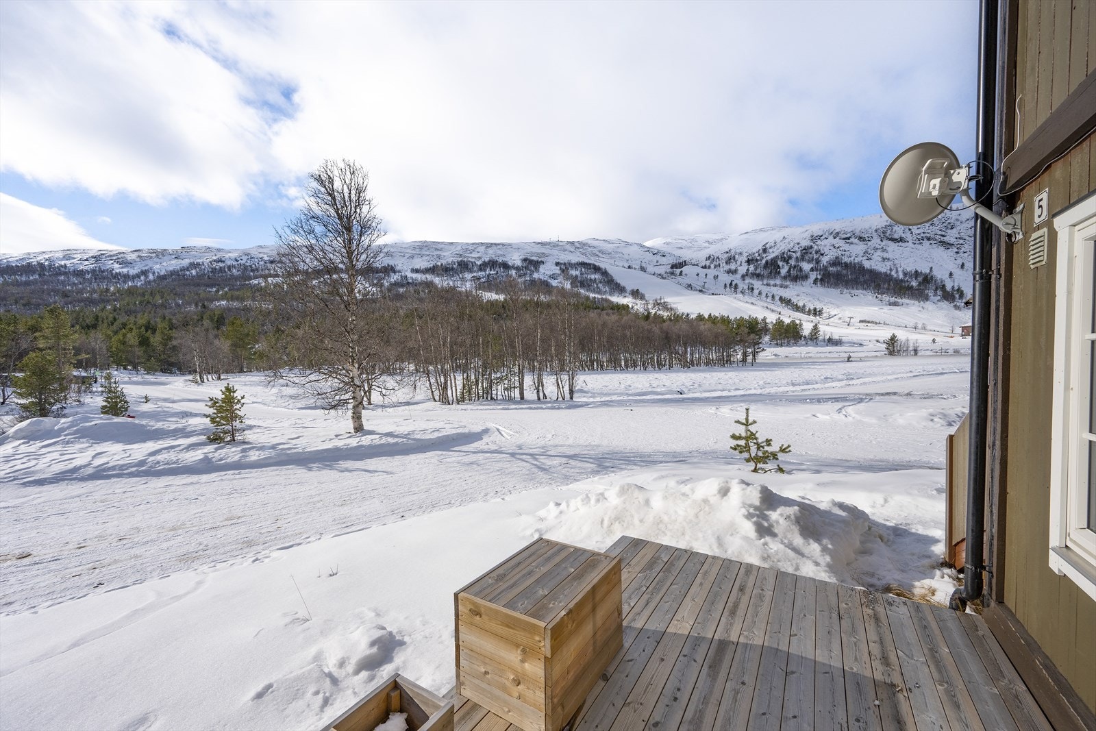 Det er fin utsikt mot alpinbakken og områdene omkring. Galleribilde