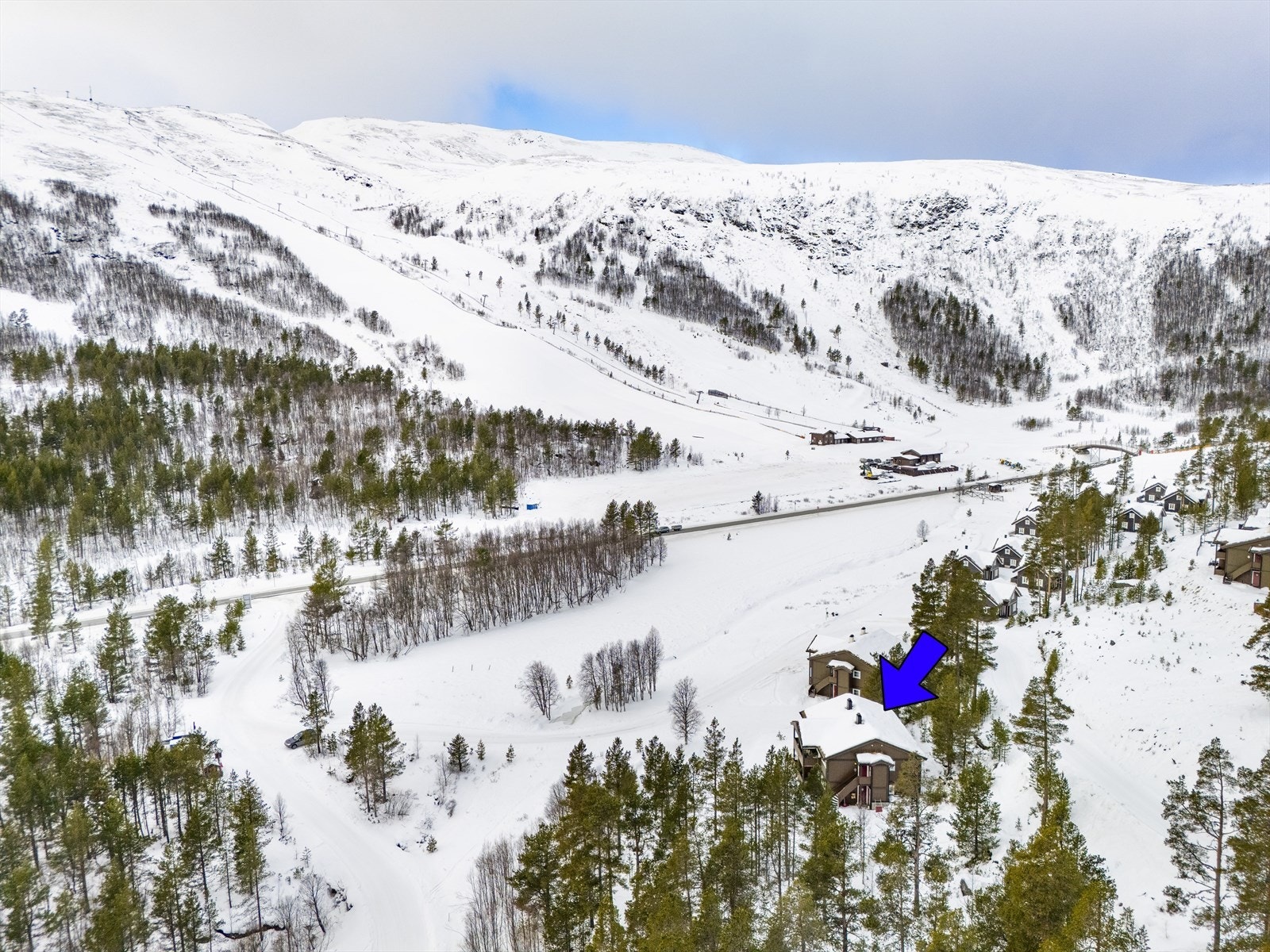 Her får man en fritidseiendom ved foten av Jotunheimen m/kort avstand til storslått natur og turområder, og umiddelbar nærhet til Lemonsjø Alpinsenter. Galleribilde