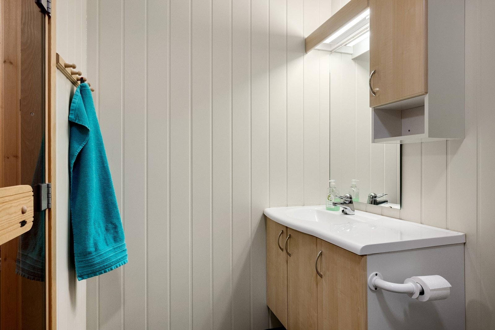 Øvrig interiør består av skapinnredning m/tilhørende overskap samt gulvmontert toalett. Badet har opplegg for vaskemaskin. Galleribilde