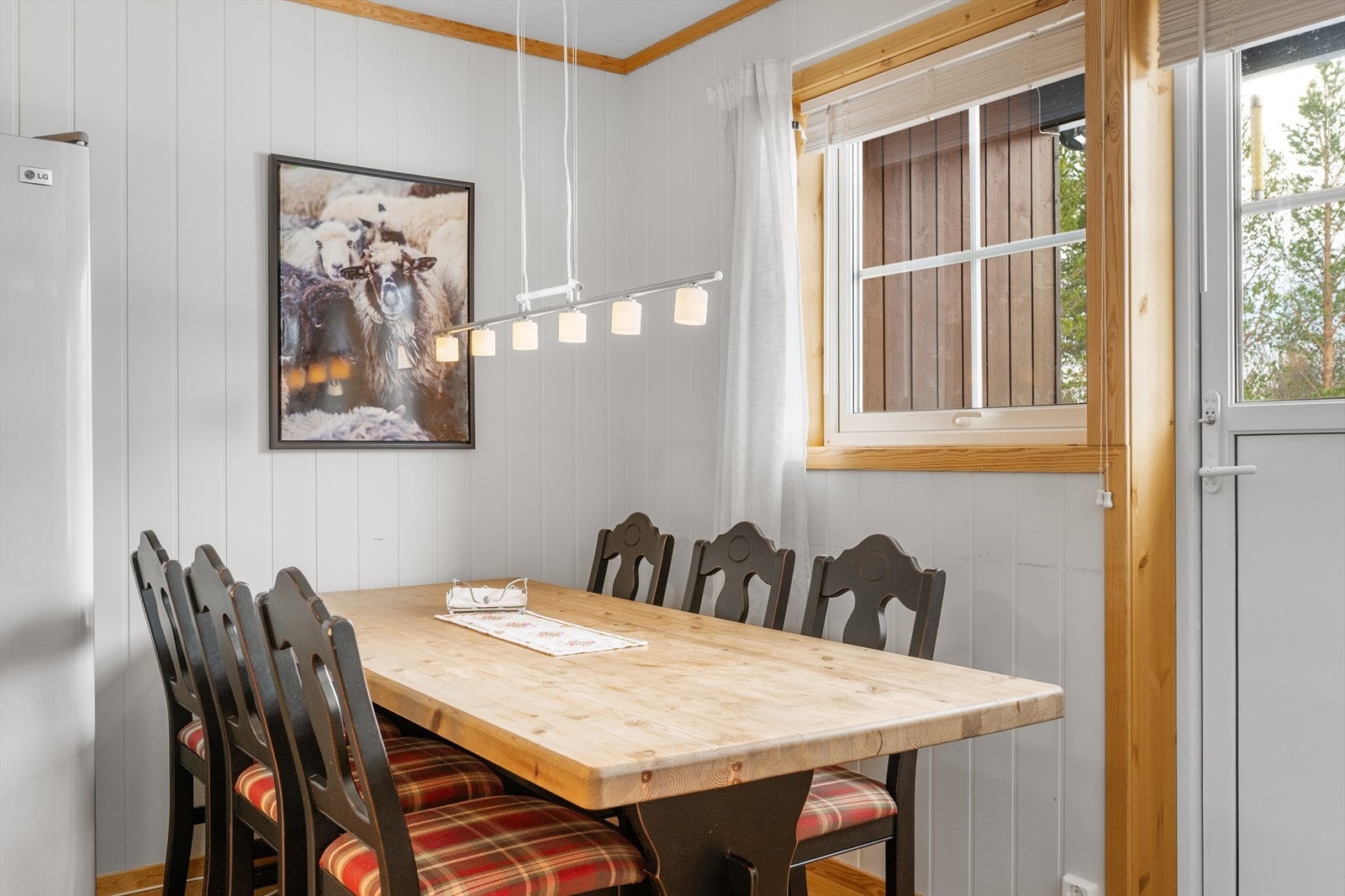 Fra kjøkken/stue er det utgang til terrasse. Galleribilde