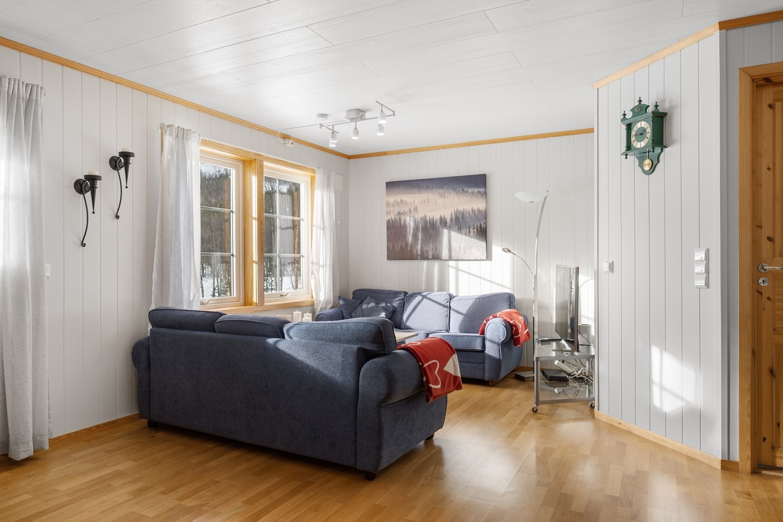 Overflater er holdt i lyse farger og det er parkett på gulv. Galleribilde