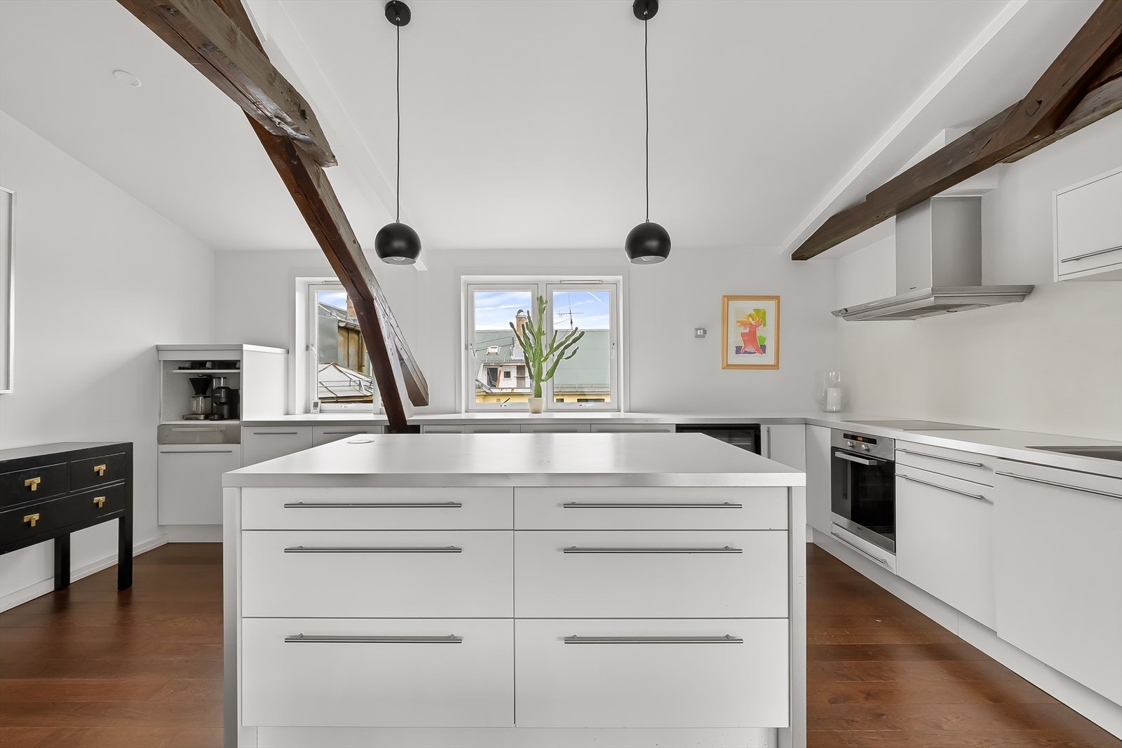 Meget romslig kjøkken med masse skap- og benkeplass. Inredning fra Norema og hvitevarer fra Miele. Galleribilde