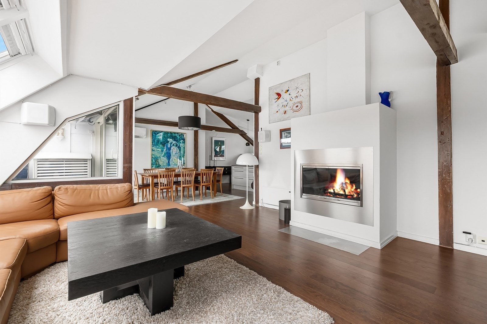 Flott peis i stuen. Leiligheten har også varmepumpe m. kjølefunksjon for som gir behagelig inneklima året rundt Galleribilde