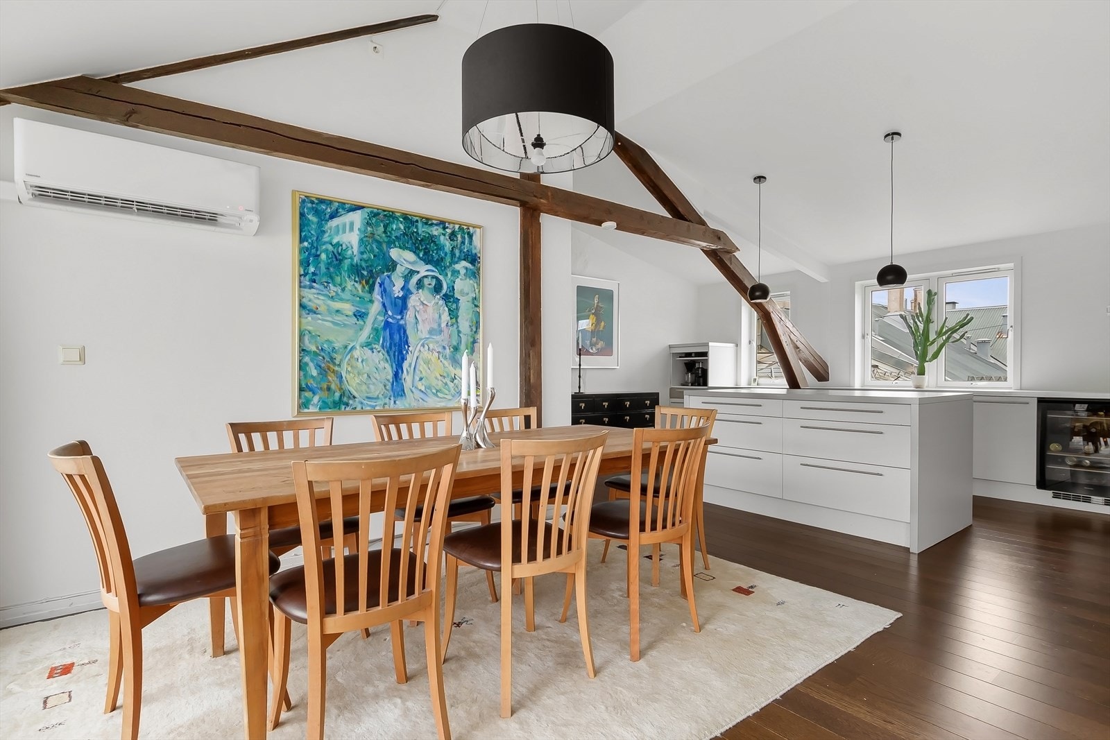 Naturlig spiseplass mellom stue og kjøkken Galleribilde