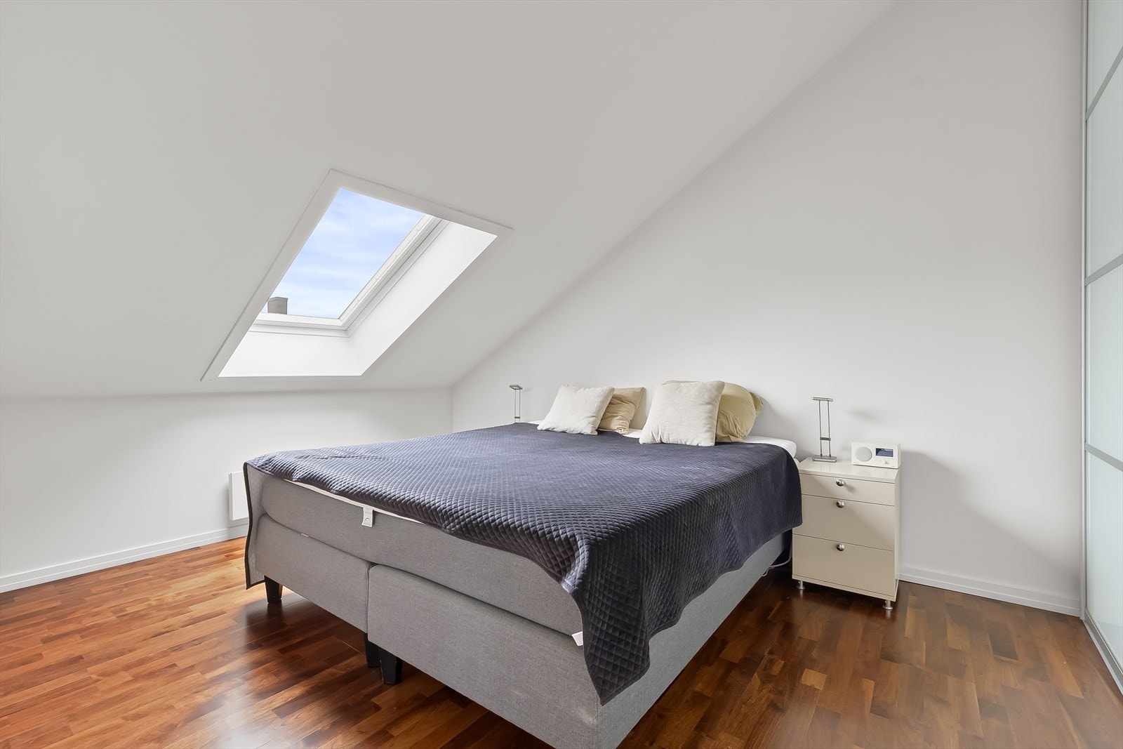 Begge soverommene er romslige med store garderobeskap Galleribilde