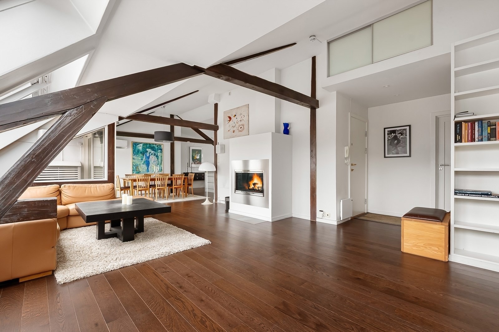 En fantastisk toppleilighet med god takhøyde, masse naturlig lys og flotte soner. Galleribilde