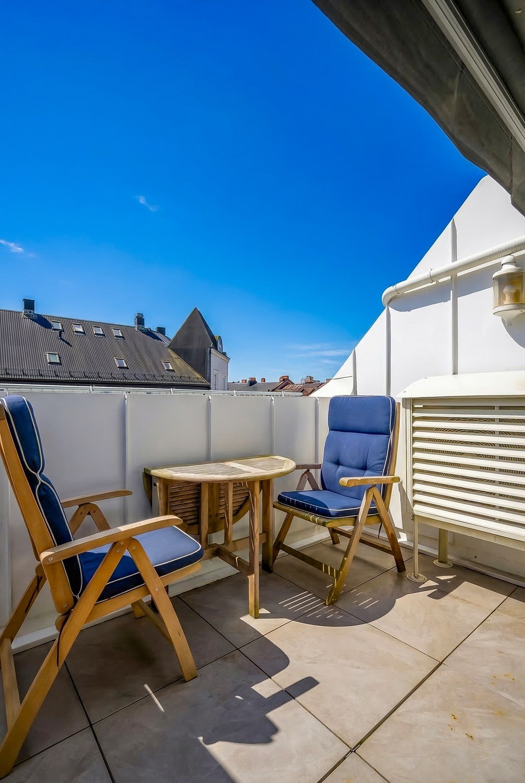 Rehabilitert takterrasse med nye fliser, sluk m. varmekabel m.m. Galleribilde