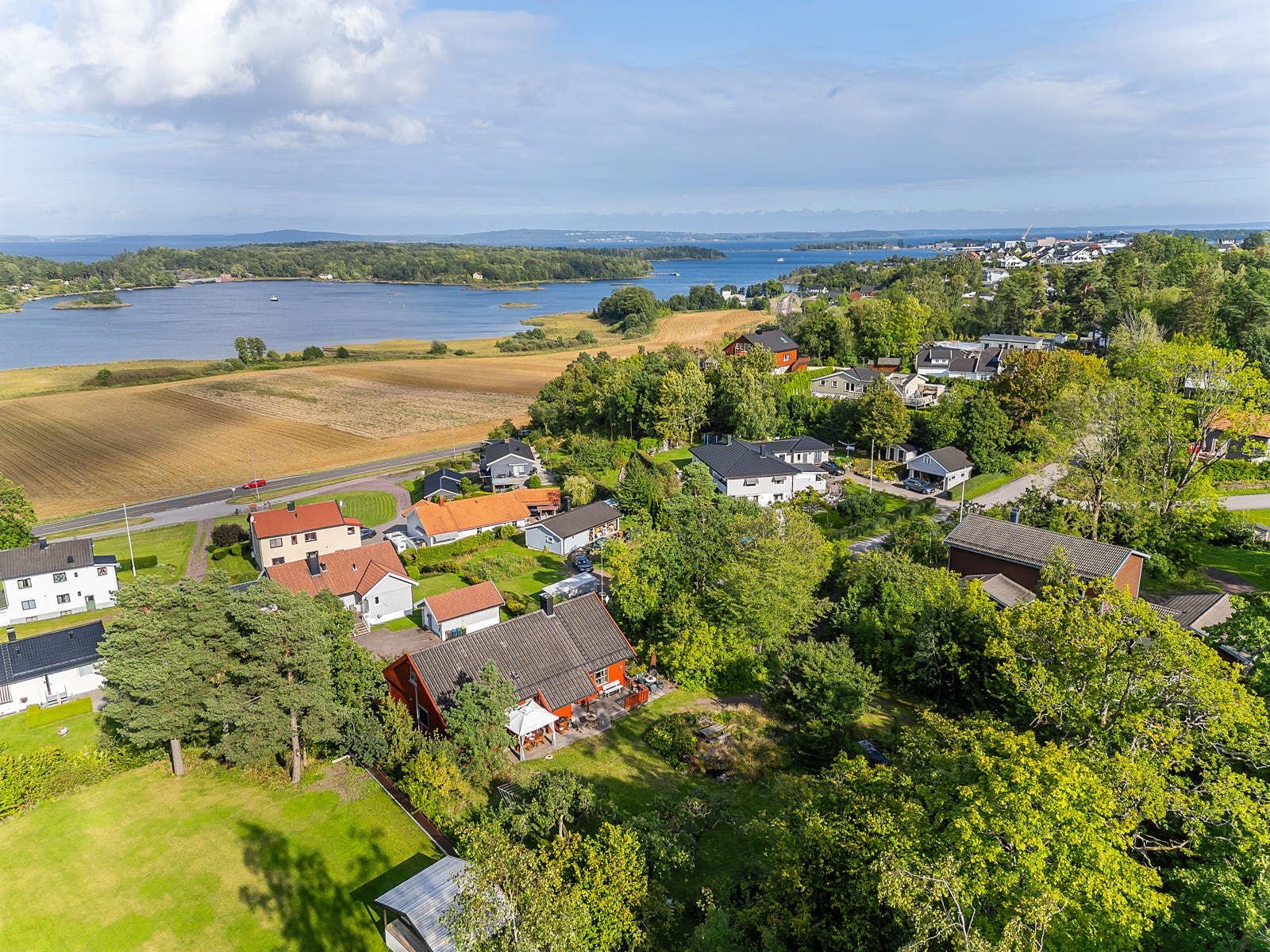 Praktfull utsikt over Indre havn - unik og romslig tomt, solrik beliggenhet og mange fine uteplasser! Galleribilde